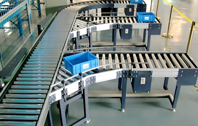 Conveyor belt system moving goods in a warehouse